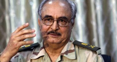 Il generale libico Kalifa Haftar denunciato all’Aja per crimini di guerra