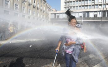 Idranti e manganelli contro i rifugiati a Roma
