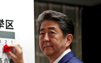 In Giappone si conferma Abe, i suoi alleati perdono. E a sinistra torna l’unità