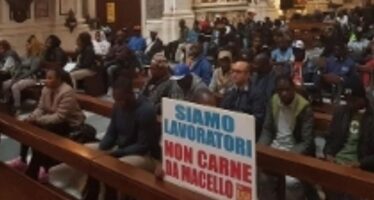 200 braccianti occupano la cattedrale di Foggia: «Diritto a una vita dignitosa»
