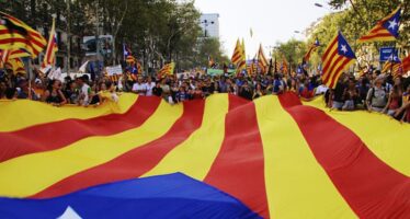 L’indipendenza catalana è sospesa. Ma per Madrid è inammissibile