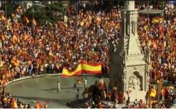 La manifestazione unionista a Barcellona: «Siamo un milione fermeremo i golpisti»