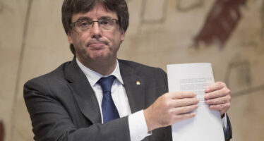 Puigdemont e i suoi ministri si costituiscono in Belgio, in libertà condizionata