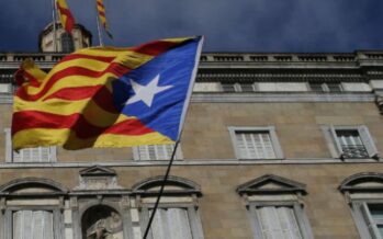 Il nuovo Parlament catalano parte tra toni moderati e illustri assenti