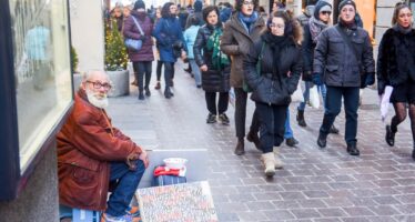 Contro il divieto del sindaco di aiutare i senzatetto arriva Como solidale