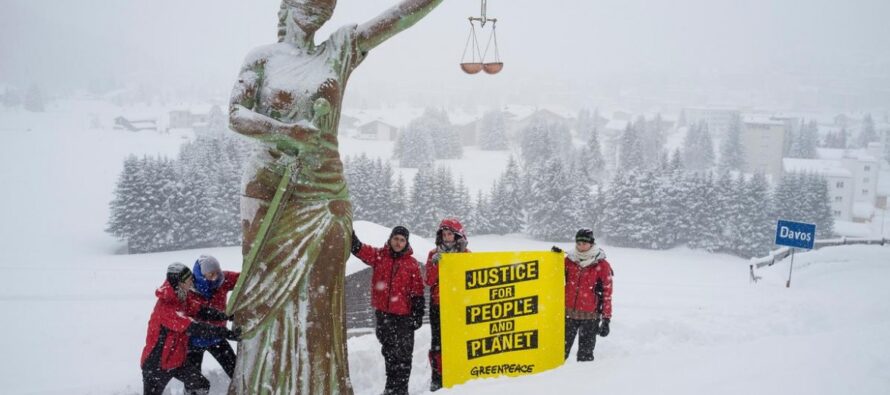 Blitz di Greenpeace a Davos contro le multinazionali