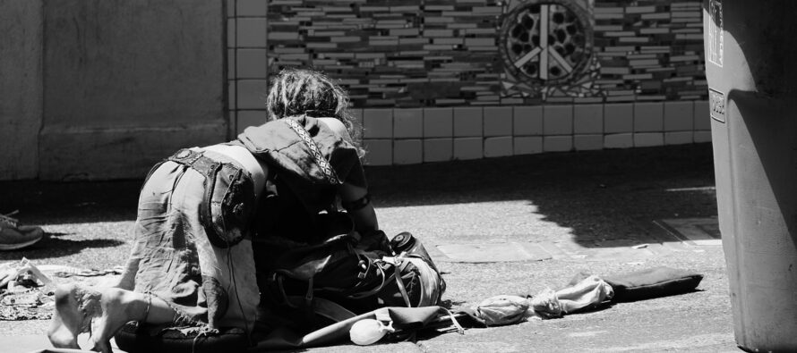 Decoro disumano a Torino: i vigili scacciano i senzatetto