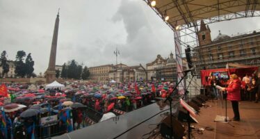 La piazza antifascista di Roma contro la violenza