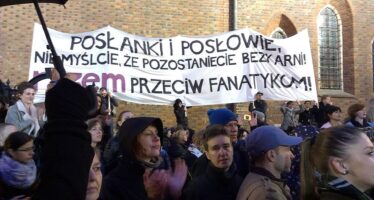 Le donne in piazza in Polonia contro Kaczynski e il divieto di aborto