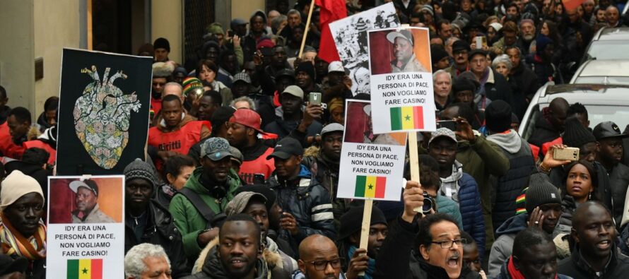Firenze reagisce al razzismo, 15mila in piazza