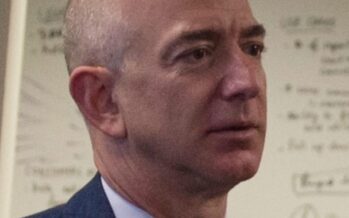 Proteste e sciopero in Amazon per il premio tedesco a Jeff Bezos