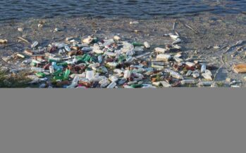 Legambiente: plastica in spiaggia, ogni cento metri mille rifiuti