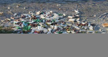 Legambiente: plastica in spiaggia, ogni cento metri mille rifiuti