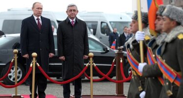Piazze piene in Armenia contro il premier, 300 arresti