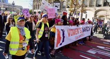 La marcia delle donne contro le politiche sull’immigrazione di Donald Trump, 600 fermate