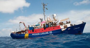La Lifeline sequestrata a Malta, i 233 migranti divisi tra otto Stati Ue