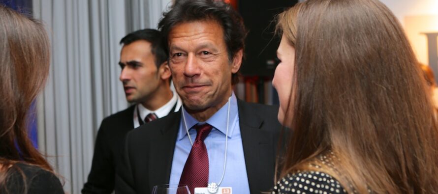 Imran Khan in testa nel voto pakistano, con l’aiuto dei militari