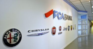 FCA e Peugeot si fondono: azionisti e Agnelli brindano