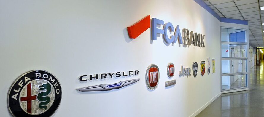 FCA e Peugeot si fondono: azionisti e Agnelli brindano
