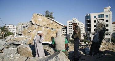 Già trenta i palestinesi uccisi dai bombardamenti israeliani, Hamas lancia razzi