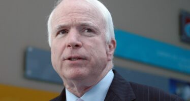 La morte di John McCain, dalla guerra in Vietnam alla sfida contro Trump