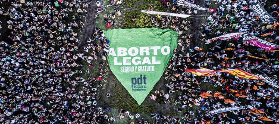 Legge sull’aborto, la revolución verde scuote l’Argentina