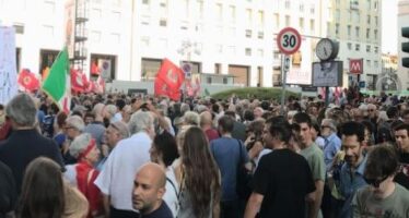 La sinistra si riunisce in piazza a Milano contro la «fortezza Europa»