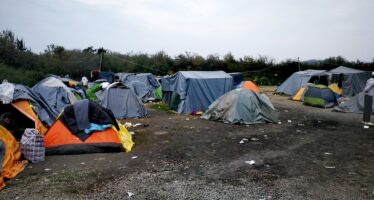 Migranti in fuga sulla ferita balcanica