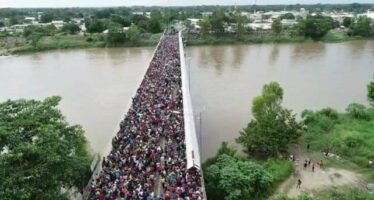 Arriva la carovana dei migranti. Trump blinda la frontiere e schiera i soldati