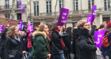 Una valanga viola invade Parigi per i diritti delle donne