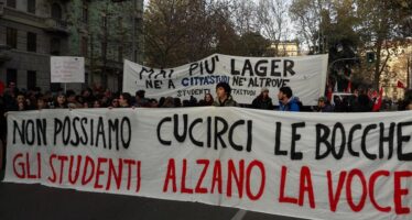 In piazza la Milano antirazzista, contro la legge Salvini e i centri per i rimpatri