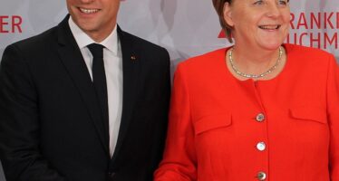 Merkel e Macron firmano un nuovo trattato franco-tedesco, il nazionalismo si scatena