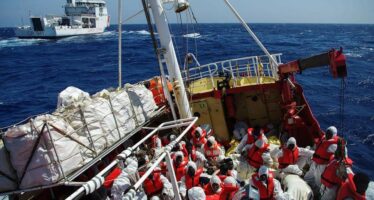 Migranti. Sulla nave Sea Watch3 «condizioni disperate. Serve subito una soluzione»