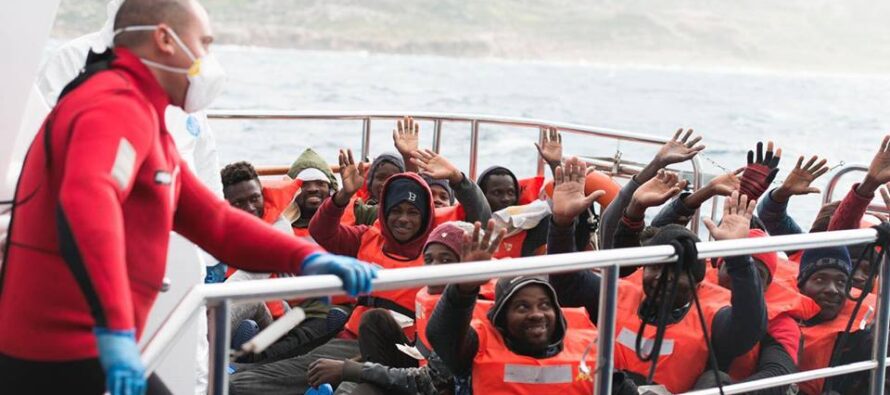 Libici sparano contro la nave Alan Kurdi che soccorre 109 naufraghi