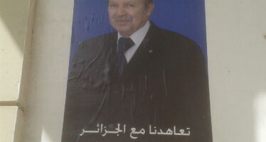 «Systéme dégage!». Bouteflika prova a calmare l’Algeria ma è troppo tardi