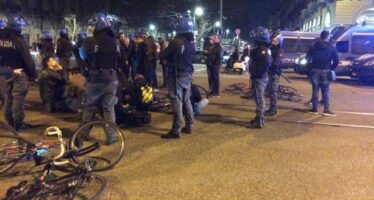 La polizia a Torino usa la mano dura contro i ciclisti della critical mass