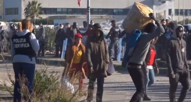 Sgombero-spot con ruspe e militari dei braccianti-migranti di San Ferdinando