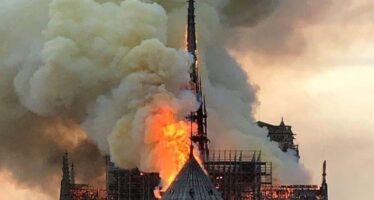 Francia. Incendio a Notre-Dame, crolla la guglia