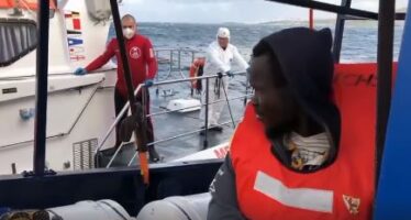La nave di Sea Eye in rotta verso Malta, Salvini esulta