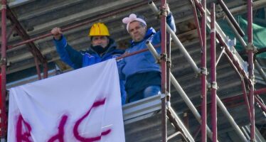 La lotta degli operai licenziati di Pomigliano, sul campanile per il reddito
