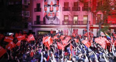 Elezioni in Spagna, alta affluenza, i socialisti vincono ma le destre avanzano