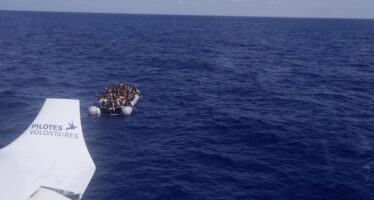 Migranti. La nave di Sea Watch riprende il mare e salva 65 naufraghi