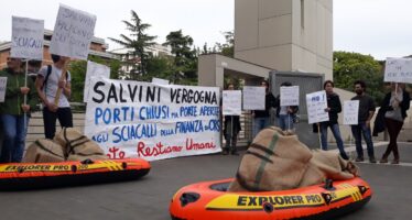 Tribunale di Ancona dà la residenza a un migrante e manda il dl Salvini alla Consulta
