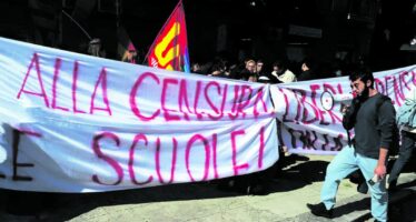 Palermo, in piazza la solidarietà alla prof sospesa: «Torni subito in cattedra»