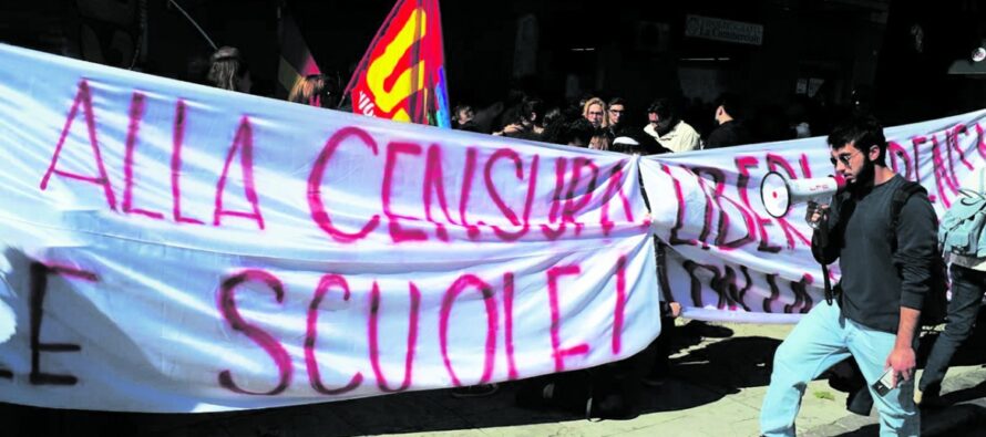 Palermo, in piazza la solidarietà alla prof sospesa: «Torni subito in cattedra»