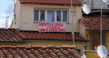 Si diffonde la protesta contro Salvini, fioriscono lenzuoli sui balconi
