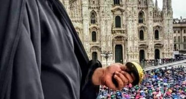 Salvini a Milano. Un palco nero aggressivo ma fragile