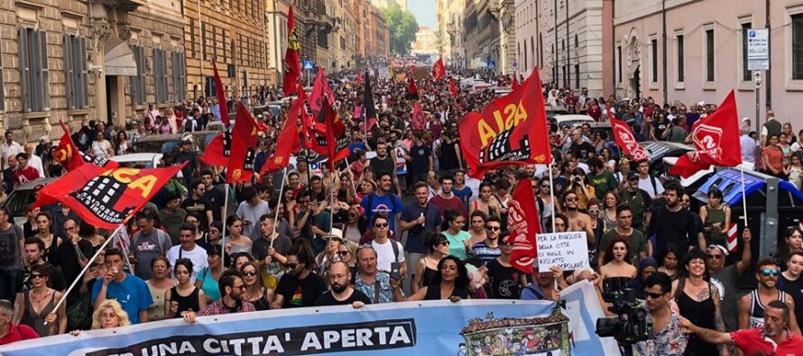 Movimenti. «Roma non si chiude», in piazza un corteo di 15mila