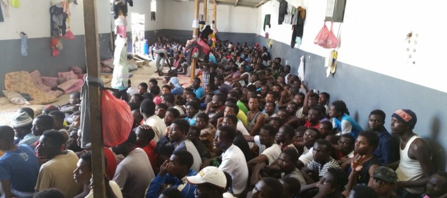Guardia costiera libica a caccia di migranti, ne riporta 800 nei lager