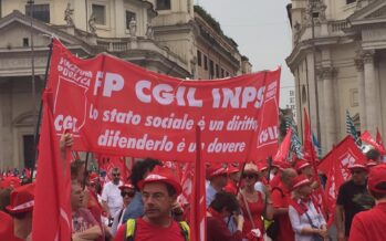 I lavoratori «pubblici» in piazza a Roma, Landini: «Non escludiamo lo sciopero generale»
